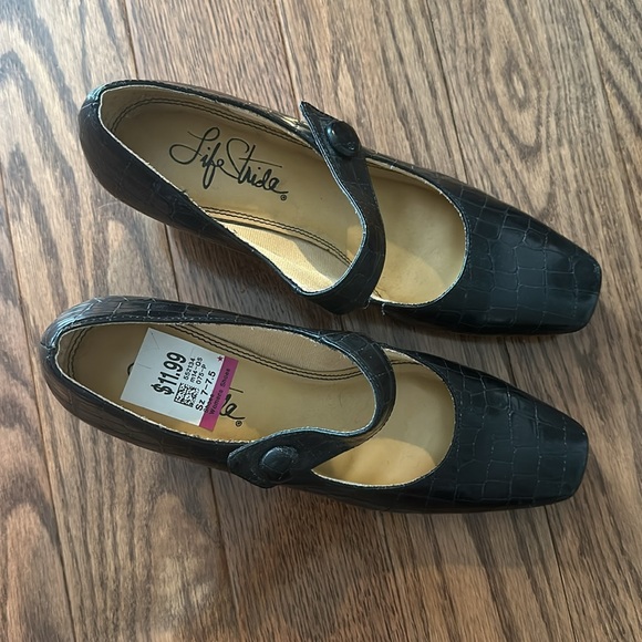 Mary Jane low heel size 7.5 - Picture 2 of 2